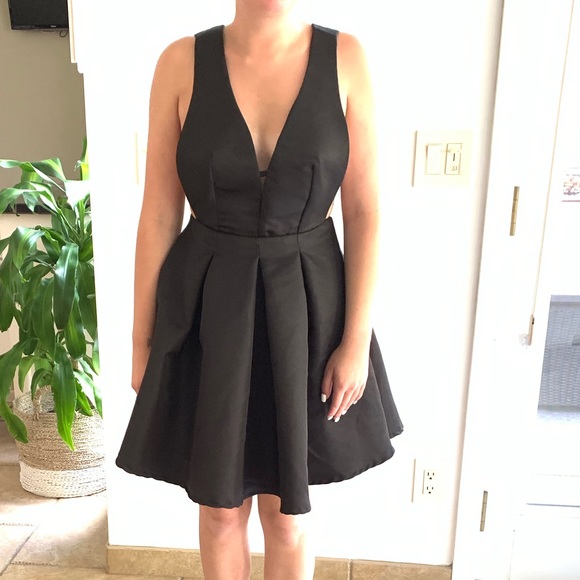 Dresses & Skirts - 🔥Deal🔥Black A-Line black low V back V Dress SM
